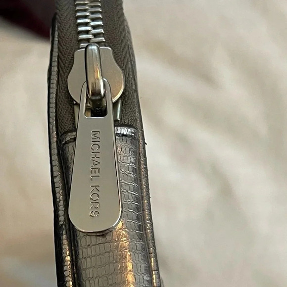 MICHAEL KORS Metallic Embossed-Leather Tablet Color Nickel - Picture 5 of 10